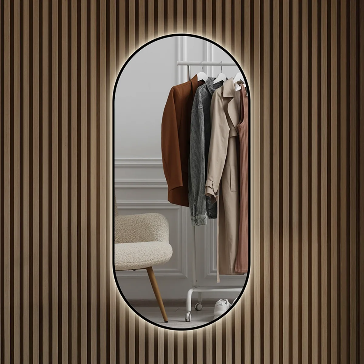 Badnor Sienna ovalt baderomsspeil (70x150cm) m/lys og sort ramme