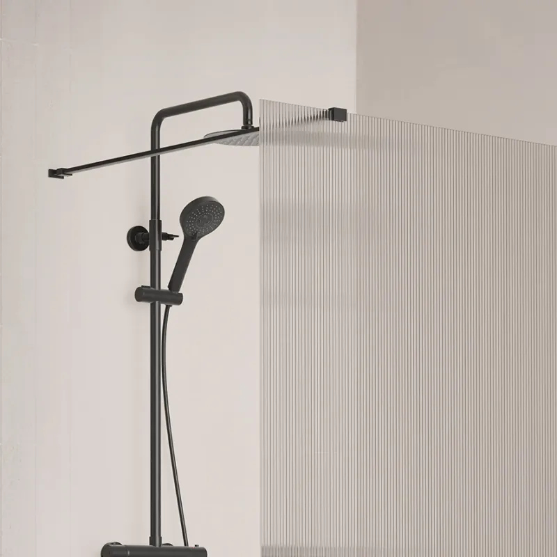 Badnor Shildon dusjvegg/walk-in hjørne - MATT SORT - FLUTED glassfelt - 110cm