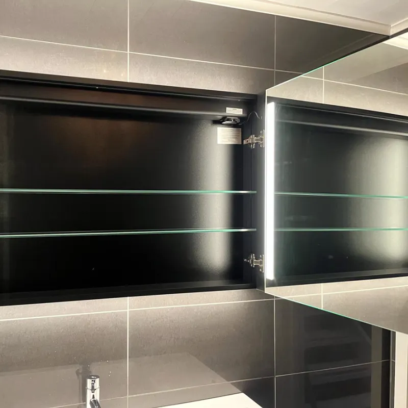Badnor Leah speilskap (144cm), sort, m/stikkontakt og LED-lys